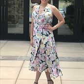 Silk Ruffled Wrap Dress And Flowers. Een project van Fotografie van phambao_33333 - 19.11.2021