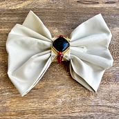 My project for course: Beaded Embroidery: Create Hair Accessories. Un proyecto de Diseño de complementos, Artesanía, Diseño de jo, as, Diseño de moda, Bordado, DIY y Diseño textil de Lucia Villa - 22.10.2022