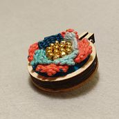 Flower Brooch - Pregadeira em flor. Un progetto di Design di accessori e Ricamo di carla seixas - 23.10.2022