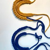 Mein Abschlussprojekt für den Kurs: Schmuckflechten für Anfänger: Halsketten selber machen. Arts, Crafts, Jewelr, Design, Macramé, and Textile Design project by s_weinblatt - 10.23.2022