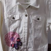 Mi proyecto del curso: Diseño de moda: pintura y bordado sobre prendas . % Monica Alexandra Pinzon Sanchez tarafından hazırlanan Tablo, Moda Tasarımı, Nakış, Kendin Yap, Geri dönüşüm, Ve Tekstil Tasarımı projesi - 10.24.2022