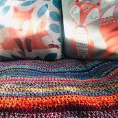 Blanket made of wool scraps, leftover from previous knitting projects.. Un proyecto de Fotografía de Vilka Kitching - 29.10.2022