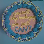"I Think You Should Leave" fake cake. Un proyecto de Artesanía de Gaby - 31.10.2022