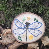 My project for course: Embroidery on Wood: Art Inspired by Nature. Un projet de Broderie, Menuiserie , et Design textile de Klaudia Fehér - 02.11.2022