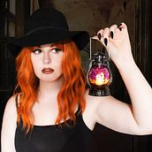 Mi proyecto del curso: Autorretrato fotográfico conceptual. HALLOWEEN. Photograph, Post-production, Photo Retouching, Portrait Photograph, Studio Photograph, Fine-Art Photograph, Photomontage, and Self-Portrait Photograph project by Natalia Cañas Peso - 10.29.2022