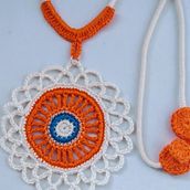 Colar de croche / crochet necklace . Un progetto di Artigianato, Design di accessori e Uncinetto di Marileni Tonini - 11.11.2022