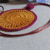 Colar de croche/crochet necklace . Un progetto di Design di accessori, Uncinetto, Artigianato e DIY di Marileni Tonini - 11.11.2022