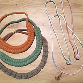 Mój projekt z kursu: Biżuteria ze sznurka: wykonaj oryginalne naszyjniki. Projekt z dziedziny Craft, Projektowanie biżuterii, Makrama, Wzornictwo tekst i liów użytkownika Paulina Rzeczkowska - 13.11.2022