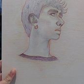 Mon projet du cours : Dessin de portraits expressifs aux crayons de couleur . Drawing, Portrait Drawing, Sketchbook, and Colored Pencil Drawing project by leo_fougeirol - 11.13.2022