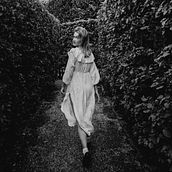 "Lost Alice" - In Between Dreams & Nightmares. Photograph, Portrait Photograph, and Fine-Art Photograph project by dahlia__ - 11.20.2022