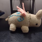 Mi proyecto del curso: Diseño y creación de amigurumis- Ricardo, el rinoceronte con alas . Arts, Crafts, To, Design, Fiber Arts, DIY, Crochet, Amigurumi, and Textile Design project by Gisella Castilla Noriega - 12.14.2022
