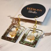 My project for course: Resin Jewelry Design. Accessor, Design, Arts, Crafts, Jewelr, Design, and DIY project by Merve Öztopal - 12.03.2022