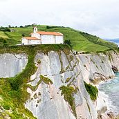 Ermita de San Telmo, Zumaia (Guipúzkoa). Photograph, Photo Retouching, Mobile Photograph, Outdoor Photograph & Instagram Photograph project by Leticia Rodríguez - 12.04.2022