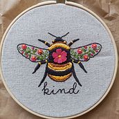 Abeja, "Bee Kind", Kit Bordado, ©Mar Cantón, 2022. Embroider, Arts, Crafts, and DIY project by Mar Cantón - 12.05.2022