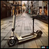 White Scooter. Een project van 3D,  Reclame y  3D-modellering van Ronny Pérez - 11.12.2022