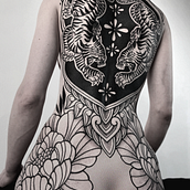 Body suit. Traditional illustration, and Tattoo Design project by Lucrecia Politi - 07.31.2022