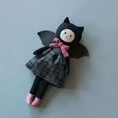 Muñeca murciélago. Design de personagens, Design de brinquedos, To, e Art projeto de Abril Millán - 21.12.2022