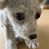 My project for course: Knitting Realistic Stuffed Animals: Make a Puppy from Yarn. Un progetto di Fiber Art, DIY, Maglia e Textile Design di moerlandlaura - 22.12.2022
