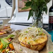 Lunch Cookbook. Een project van Traditionele illustratie y Fotografie van Lorraine Bromley Brown - 23.12.2022