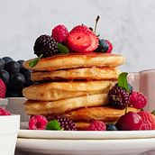 Proyecto del curso, Pancakes de frutos rojos.. Un projet de Photographie , et Photographie gastronomique de Kevin Serrano - 26.12.2022