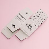 Branding y Packaging para Sad Candles. Design, Traditional illustration, Advertising, Graphic Design, Art Direction, Br, ing, Identit, Character Design, and Design Management project by Lorena Alvarez - 12.29.2022