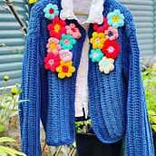 Mi proyecto del curso: Crochet: teje un suéter colorido con aplicaciones florales. Crochet, and Textile Design project by Mónica MEDINA SANTOS - 01.01.2023