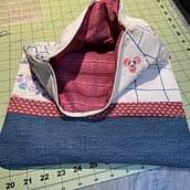 Upcycled Fold Over Clutch. Textile Design project by Alyssa Eckhardt - 01.01.2023