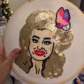 Dolly Parton - My project for course: Beaded Embroidery Portraits. Accessor, Design, Embroider, Decoration, and Textile Design project by Kirstin Turnbull - 01.10.2023