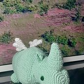 Meu projeto do curso: Meu primeiro amigu Rino . Artesanato, Design de brinquedos, Tecido, DIY, Crochê, Amigurumi, e Design têxtil projeto de Bianca Souza - 04.01.2023