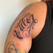 Valor - @carluchoink - Tatuaje a mano alzada de letras cursivas. Lettering, and Tattoo Design project by Carlos Miguel Flores Martínez - 01.12.2023