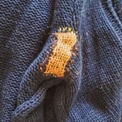 Meu projeto do curso: Visible mending: conserto de roupa colorido. Un progetto di Fashion design, Ricamo, Cucito, Fiber Art, Upc, cling, Tessitura e Textile Design di Marina Dessotti - 15.01.2023