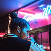 Mon projet du cours : Photographie et obscurité : créez des portraits cinématiques. Fotografia, Pós-produção fotográfica, Retoque fotográfico, Iluminação fotográfica, e Composição fotográfica projeto de Régis Léostic - 18.01.2023