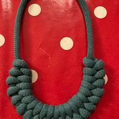 Il mio progetto del corso: Gioielli in corda per principianti: crea le tue collane. Un progetto di Artigianato, Design di gioielli, Macramè e Textile Design di elena_bertuol - 21.01.2023