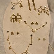 Jewelry design and conception. Een project van  Ontwerp, Craft, Ontwerp van accessoires,  Beeldende kunst, Sieradenontwerp y  Creativiteit van Beya Farhat - 24.01.2023