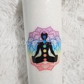 7 Chakra glow in the dark tumbler. Un proyecto de Artesanía de Rachel Everett - 31.12.2022