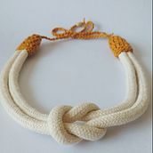 Colar de croche/crochet necklace . Un progetto di Artigianato, Uncinetto e Design di gioielli di Marileni Tonini - 03.01.2023