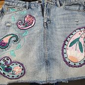 Mi proyecto del curso: Diseño de moda: pintura y bordado sobre prendas. Un proyecto de Pintura, Diseño de moda, Bordado, DIY, Upc, cling y Diseño textil de Aure Valentín Solari - 25.10.2022