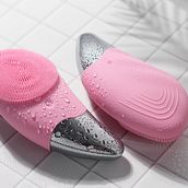 Product photo shoot ffor facial brush web site. Photograph, Product Photograph, Fashion Photograph, Portrait Photograph, Studio Photograph, Digital Photograph, Fine-Art Photograph, Outdoor Photograph, Food Photograph, Instagram Photograph & Interior Photograph project by Olga Berezhna - 02.02.2023