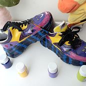 Mi proyecto del curso: Restauración y personalización de sneakers "Cheshire". Accessor, Design, Fashion Design, Acr, lic Painting, DIY, Upc, and cling project by leidilopez_88 - 02.02.2023