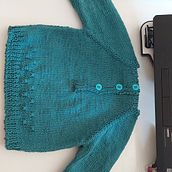 Mi proyecto del curso: Tejido de prendas infantiles con raglán top down. Projekt z dziedziny Projektowanie mod,  Tkactwo, Dziewiarstwo Ręczne, Wzornictwo tekst i liów użytkownika Kari Lecaros - 02.01.2023