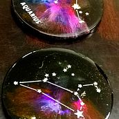 resin coasters zodiac signs / starry sky collection watercolor style technique. Un projet de Création d'accessoires, Artisanat, Design d'intérieur, Conception de produits , et Créativité de Chiara Delli Zotti - 09.02.2023