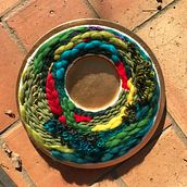My project for course: Circular Weaving for the center of my table. Projekt z dziedziny Craft, Projektowanie wnętrz, Pattern design,  Tkactwo, Tkanie, Wzornictwo tekst i liów użytkownika Dorothée Carson - 11.02.2023