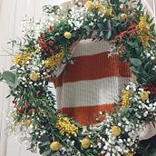 Corona de flores frescas y secas. Design, Interior Design, L, scape Architecture, DIY, Floral, Plant Design, and Textile Design project by Maria Lopez - 02.12.2023