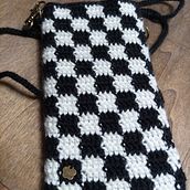 Pochette smartphone tendance Wednesday ⬛⬜ Ein Projekt aus dem Bereich Musterdesign, Weben, DIY, Crochet und Textildesign von Jany B - 19.02.2023