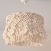 My project for course: Macramé Lamp Design. Een project van Craft,  Interieur, Textiel, Macramé y Textielontwerp van jana_nestinova - 21.02.2023