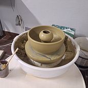 Self watering planter and ollas. Accessor, Design, Arts, Crafts, Fine Arts, Ceramics, and DIY project by Marta Drągowska - 02.22.2023
