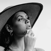 Meu projeto do curso: Fotografia de moda e retoque digital. Photograph, Art Direction, Lighting Design, Photograph, Post-production, Photo Retouching, Fashion Photograph, Portrait Photograph, Studio Photograph, Digital Photograph, Fine-Art Photograph & Interior Photograph project by arianegorib - 02.23.2023