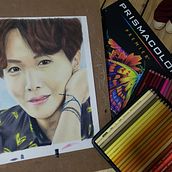 Retrato Prismacolor. Portrait Drawing, Drawing, Painting, Colored Pencil Drawing, Fine Arts, Artistic Drawing, and Realistic Drawing project by Maria Cárdenas - 02.24.2023