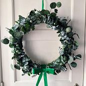 My project for course: Wreath Creation with Dried Flowers. Projekt z dziedziny Design, Projektowanie wnętrz, Architektura krajobrazu, DIY, Kompoz, cje kwiatowe i botaniczne, Wzornictwo tekst i liów użytkownika Sara - 26.02.2023