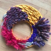 Il mio progetto del corso: Lavorazione a maglia di vivaci arazzi circolari. Arts, Crafts, Interior Design, Pattern Design, Fiber Arts, Weaving, and Textile Design project by melissa_laudi - 02.26.2023